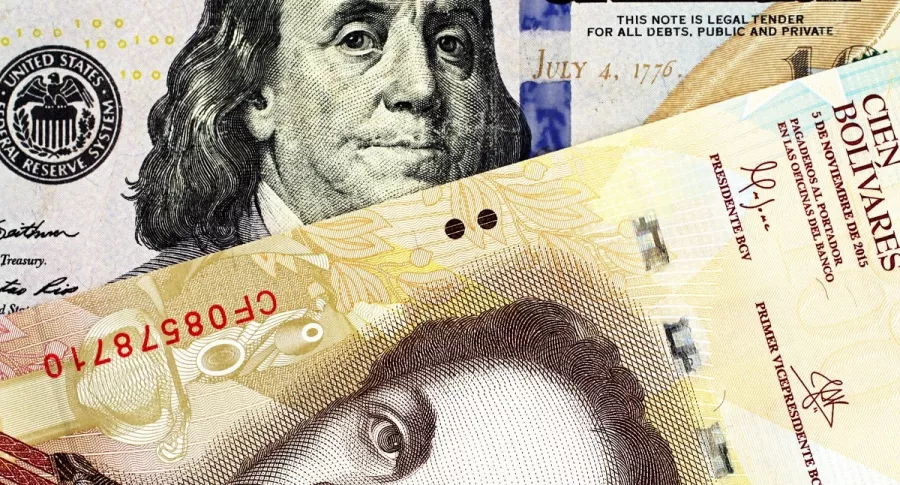 Dólares estadounidenses y bolívares venezolanos