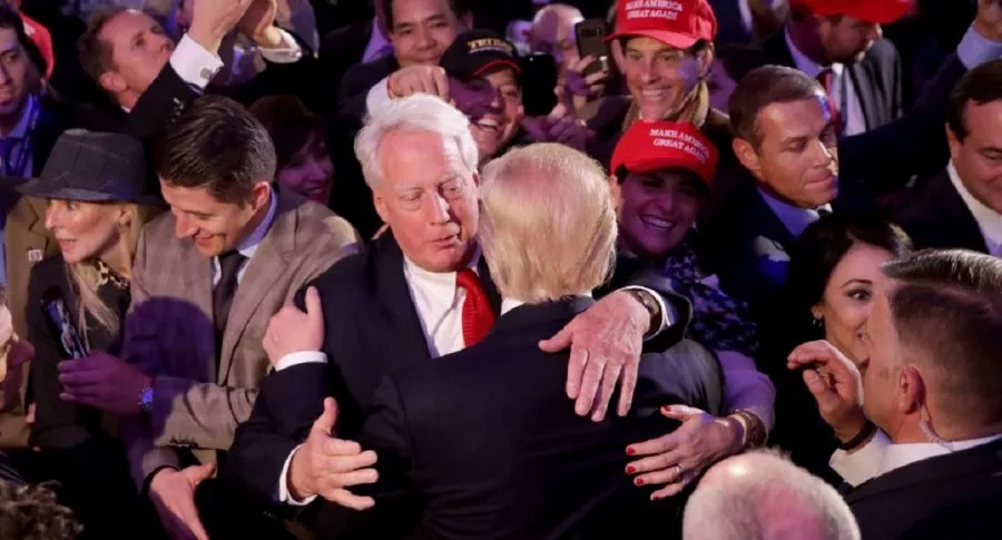 Donald Trump, presidente de Estados Unidos, abraza a su hermano, Robert, quien murió este 15 de agosto en Nueva York.