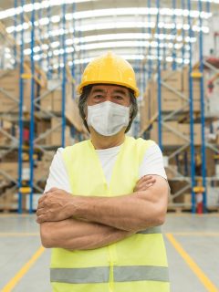 Trabajador con tapabocas.