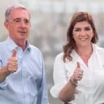 Imagen de Álvaro Uribe y Yenny Rozo en campaña