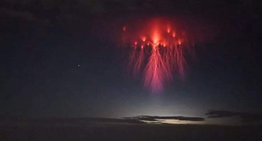 Foto de "medusa roja" en el cielo