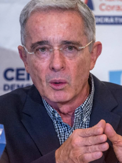 Álvaro Uribe renunció al Senado