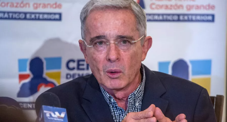 Álvaro Uribe, investigado por presunta manipulación de testigos