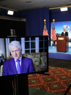 Bill Clinton ciritcó estilo de mando y falta de responsabilidad de Trump