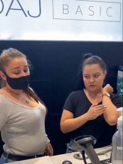 La medida de Koaj contra trabajadora que locutor pilló sin tapabocas en plena tienda
