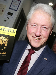 Bill Clinton también viajó en el Lolita Express en 2002, pero por motivos humanitarios.