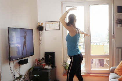 Mujer haciendo ejercicio en casa