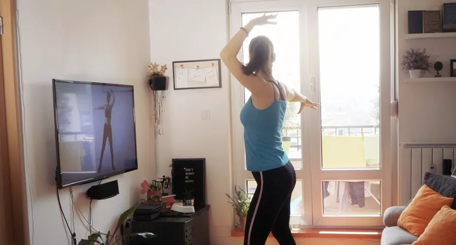 Mujer haciendo ejercicio en casa