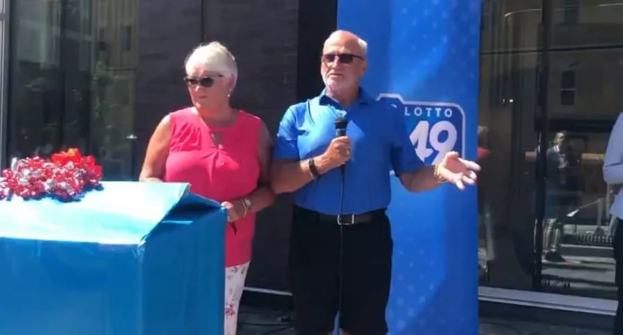 Raymond Lillington y su esposa Gaye ganan lotería