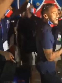 PSG y Sevilla, cantando 'Par tusa'
