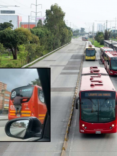 Hombre trepado en Transmilenio