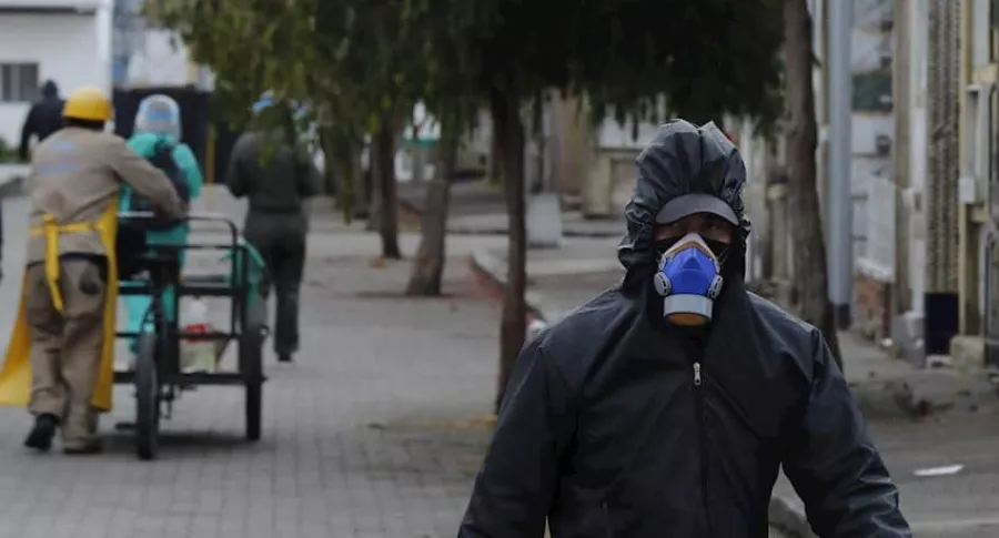 Persona utiliza traje especial en Bogotá ´por el coronavirus