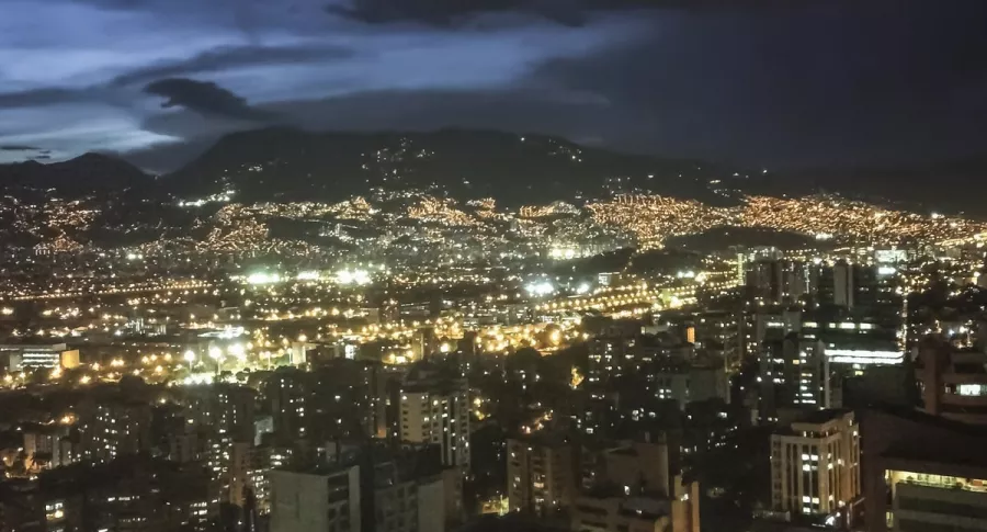 Panorámica de Medellín nocturna
