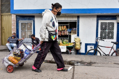 Mujer en Bogotá durante la pandemia de COVID-19