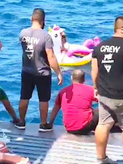 Video: rescatan a niña que estaba en medio del oceáno