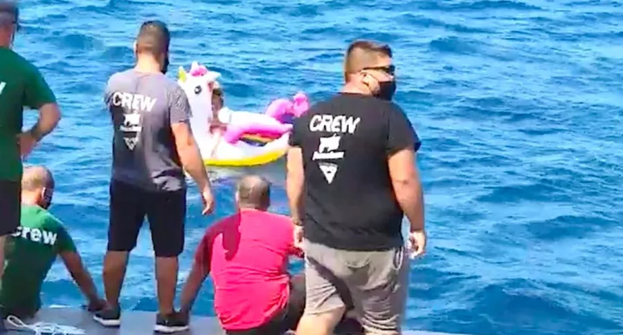 Video: rescatan a niña que estaba en medio del oceáno
