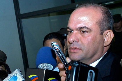 Salvatore Mancuso acordonado por los medios tras declarar en la Corte Suprema de Justicia en 2005