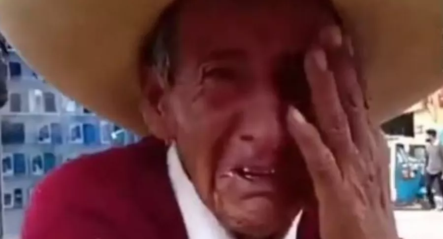 Anciano llora porque sus hijos le exigen herencia antes de morir