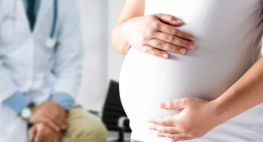 Embarazada que no quiso usar tapabocas durante parto tiene Covid