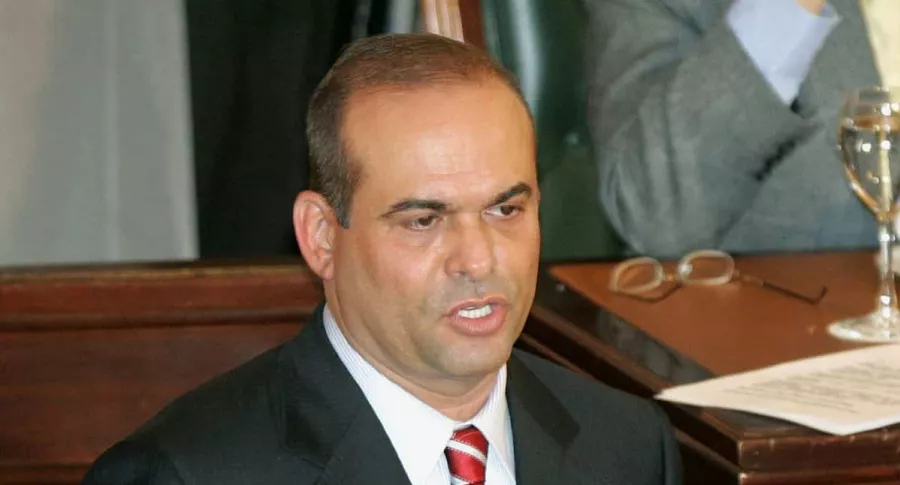 Salvatore Mancuso, en el Congreso de Colombia en 2004, será libre en Italia.