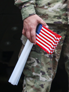 Soldado estadounidense con bandera. Congreso avala presencia de militares de EE. UU. en Colombia.