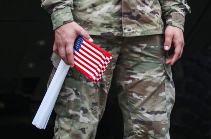 Soldado estadounidense con bandera. Congreso avala presencia de militares de EE. UU. en Colombia.