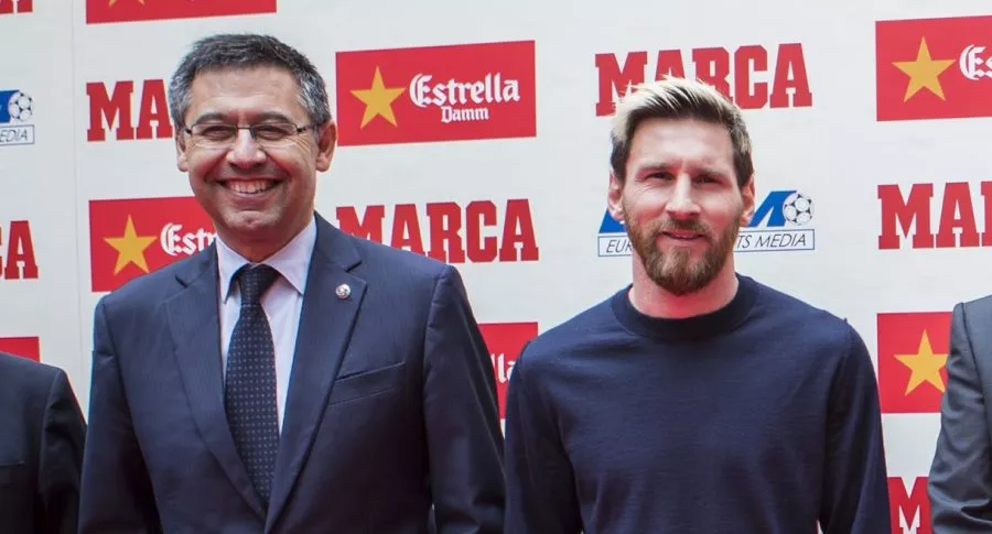 Lionel Messi y Josep Bartomeu, que renunciaría para que el argentino se quede en el Barcelona