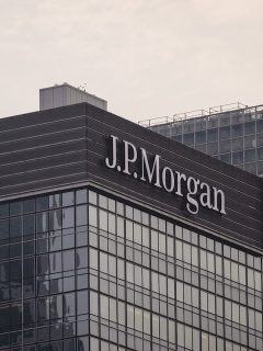 Imagen de edificio de JP Morgan en Hong Kong para ilustrar nota sobre la petición de la corporación de operar como banco en Colombia