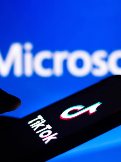 Imagen de logotipos de TikTok y Microsoft, que podría aliarse con Walmart para comprar la 'app' china