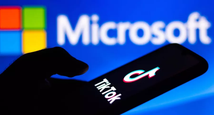 Imagen de logotipos de TikTok y Microsoft, que podría aliarse con Walmart para comprar la 'app' china