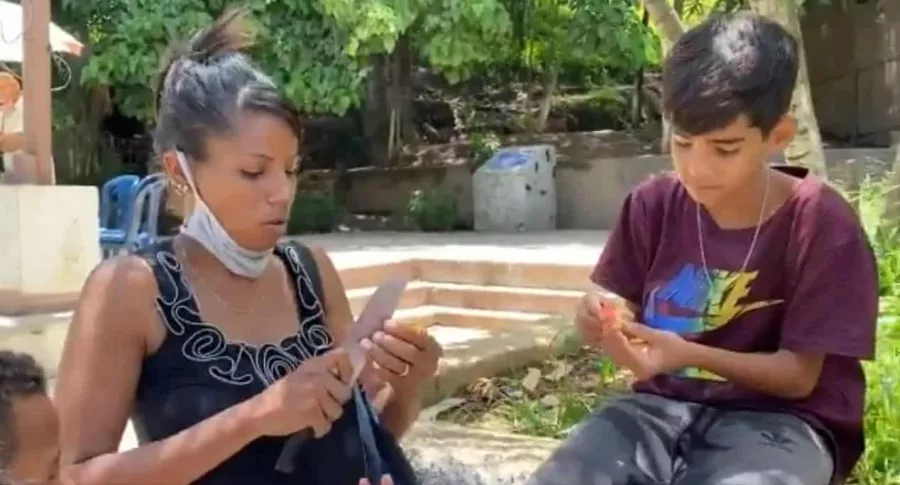 Captura de pantalla de niño venezolano comiendo manzana