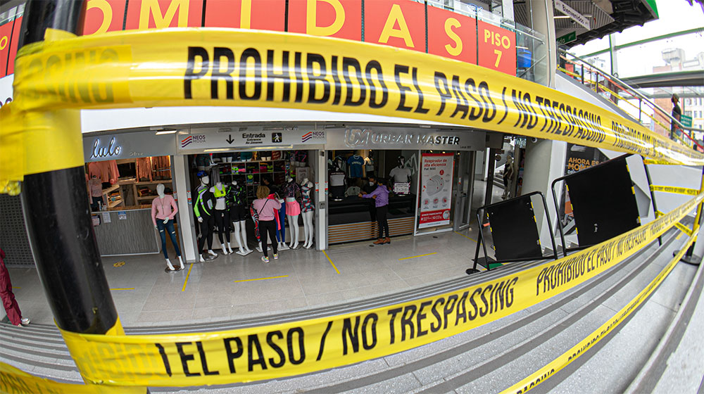 Locales de ropa en el centro de Bogotá reabren sus puertas y permiten el acceso restringido a sus clientes.