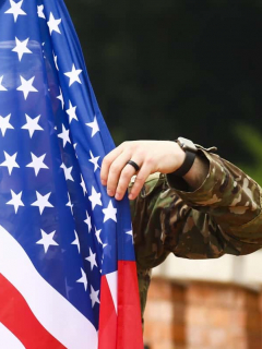 Soldado de Estados Unidos con bandera, cuando Duque autorizó brigada en Colombia.