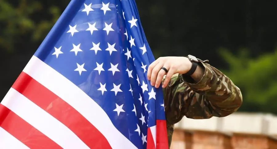Soldado de Estados Unidos con bandera, cuando Duque autorizó brigada en Colombia.