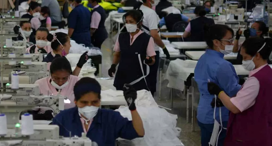 Mujeres colombianas trabajando en la industria téxtil 