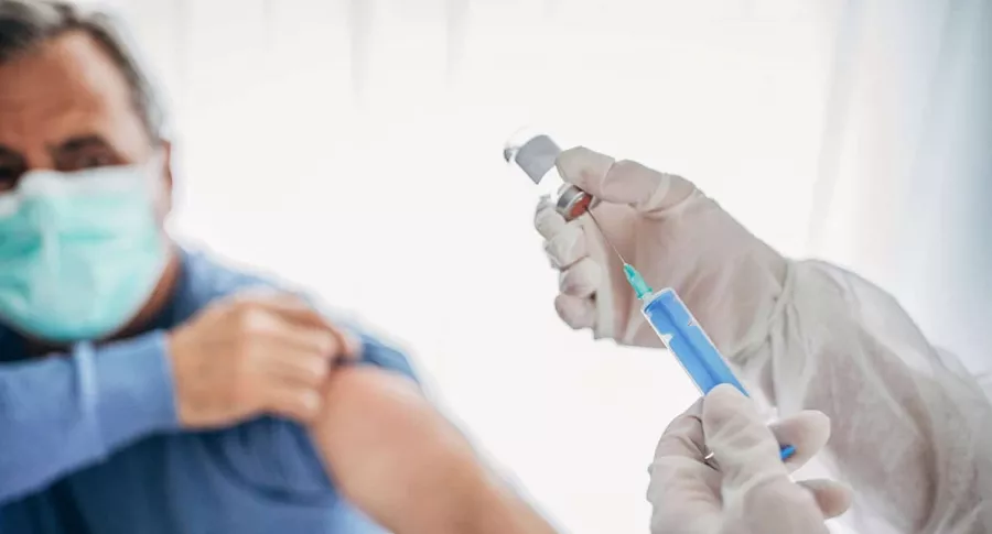 Imagen de hombre a punto de ponerse una vacuna, que ilustra nota de colombiano que probó vacuna contra COVID-19