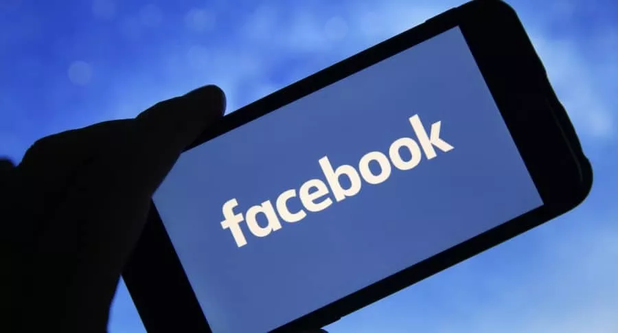 Logotipo de Facebook para ilustrar nota sobre cómo las reglas de privacidad de Apple afectarán la publicidad e ingresos de la red social