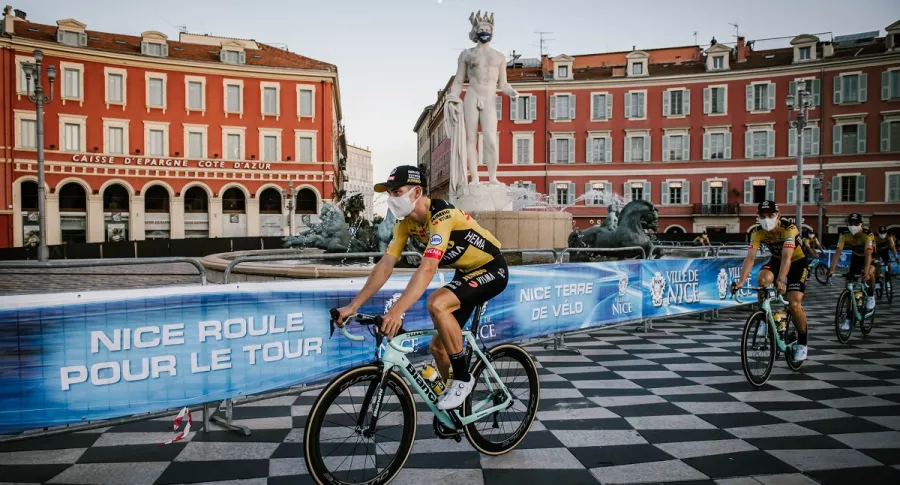 Ciclista del equipo Jumbo Visma, con tapabocas durante el Tour de Francia 2020