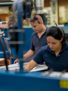 Imagen de personas trabajando en la industria textil ilustra nota sobre ofertas de empleo del Sena