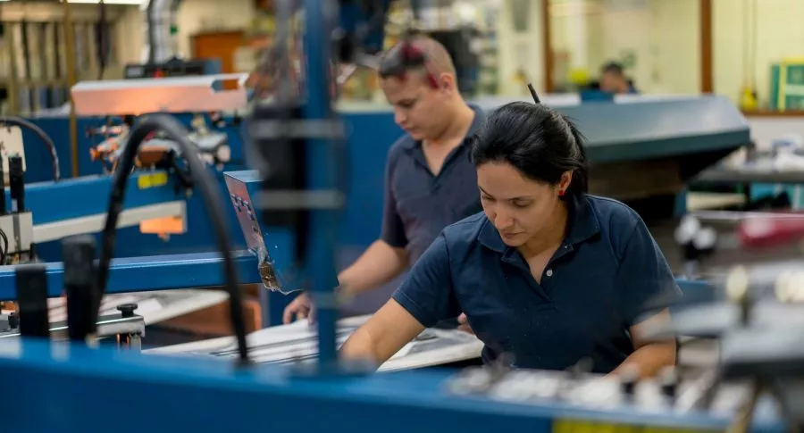 Imagen de personas trabajando en la industria textil ilustra nota sobre ofertas de empleo del Sena