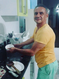 Juan Ricardo Lozano desmiente información falsa, se encuentra lavando loza en su hogar.
