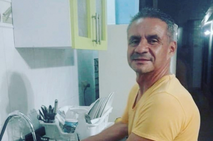 Juan Ricardo Lozano desmiente información falsa, se encuentra lavando loza en su hogar. 