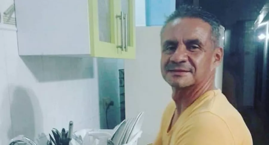 Juan Ricardo Lozano desmiente información falsa, se encuentra lavando loza en su hogar. 