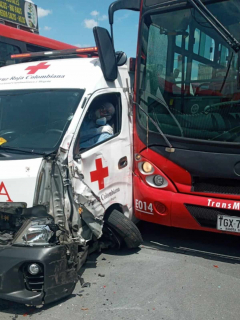 Choque de Transmilenio con ambulancia en Bogotá