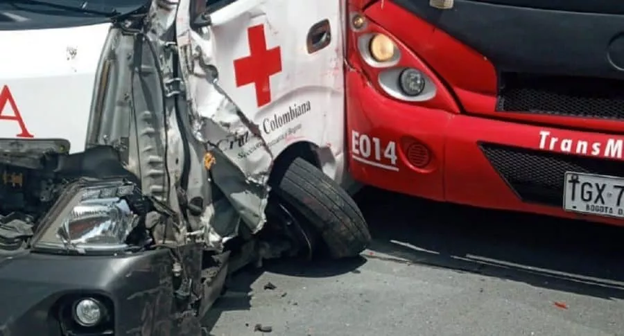 Choque de Transmilenio con ambulancia en Bogotá