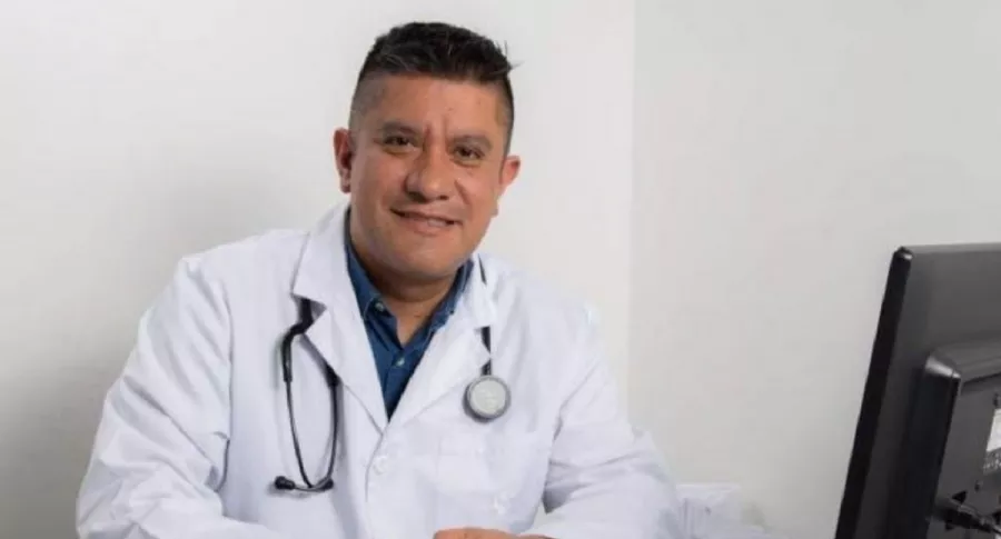 Álvaro Andrés Carranza, médico del Hospital de Kennedy (Bogotá), falleció este sábado de COVID-19.