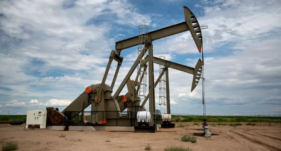 Imagen de maquinaría para extraer petróleo ilustra nota sobre fracking en Colombia 