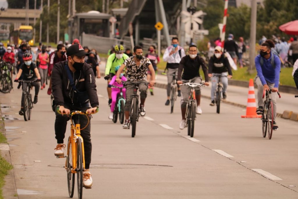 Personas participando del regreso de la ciclovía a Bogotá / Twitter @Bogota.