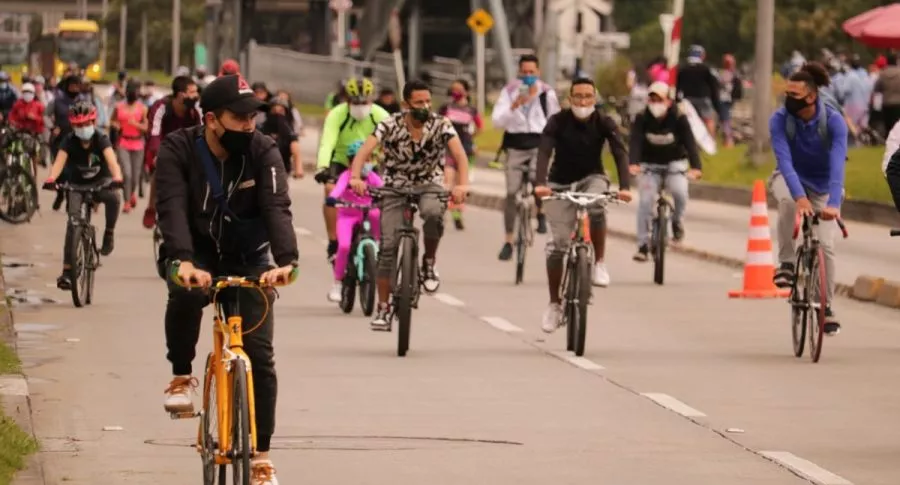 Personas participando en el regreso de la ciclovía en Bogotá.