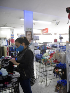 Bogotá sigue con la restricción de Pico y Cédula para entrar a comercios como el de la imagen.